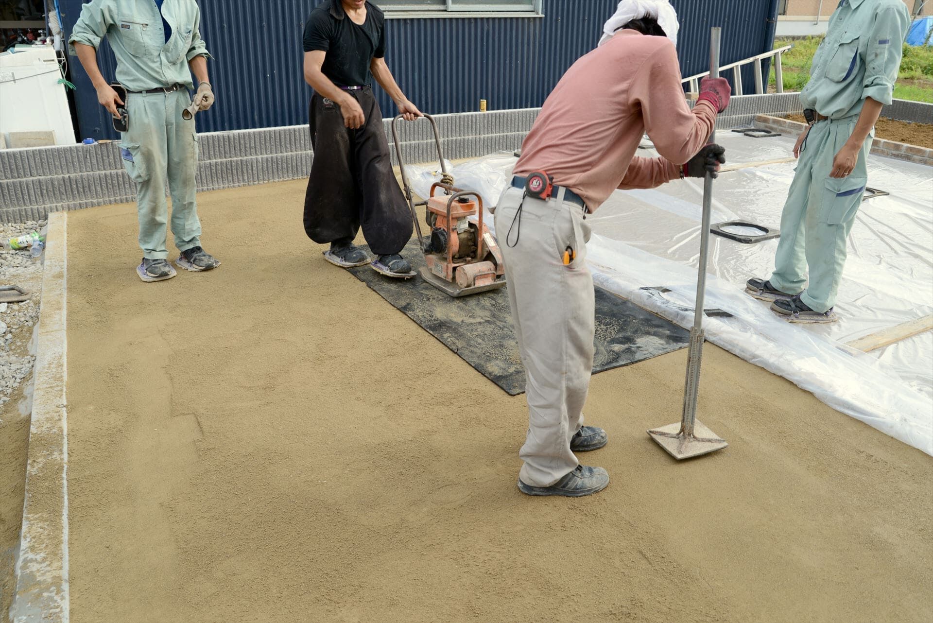 外構工事を行う職人たち (2)