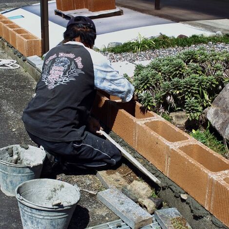 ブロック塀を施工するスタッフ